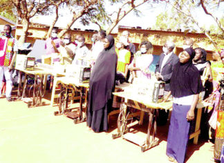 Institut des jeunes sourds du Faso : Des kits d’installation pour des couturiers et coiffeuses