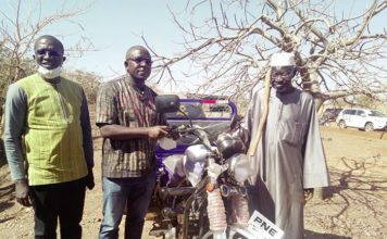 Protection de l’environnement: Le « champion de la terre 2020 » reçoit un tricycle