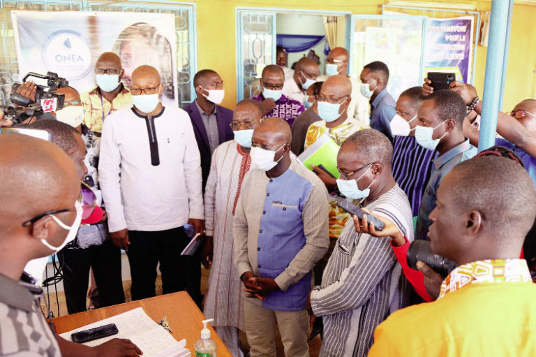 Facturation bimestrielle de l’ONEA: le ministre Ousmane Nacro sur les sites de prise en charge des plaintes