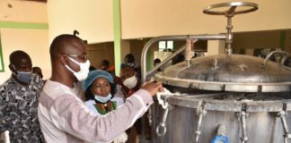 Transformation des produits locaux: Le ministre Harouna Kaboré encourage deux amazones