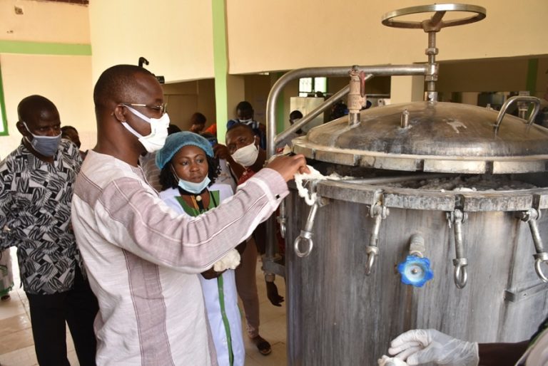 Transformation des produits locaux: Le ministre Harouna Kaboré encourage deux amazones