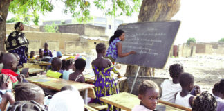 Année scolaire 2020-2021: des centaines d’élèves sous des arbres à Bittou