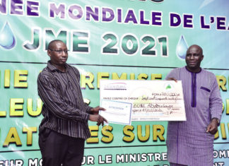 Meilleur grand reportage sur la GIRE Abdoulaye Balboné de Sidwaya remporte le premier prix