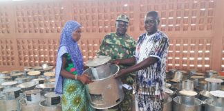 Construction de foyers améliorés : Des femmes formées reçoivent des kits