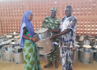 Construction de foyers améliorés : Des femmes formées reçoivent des kits