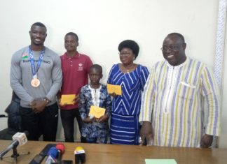 Excellence scolaire 2021 : Hugues Fabrice ZANGO prime les 3 meilleurs élèves.