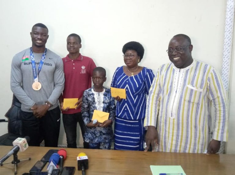Excellence scolaire 2021 : Hugues Fabrice ZANGO prime les 3 meilleurs élèves.
