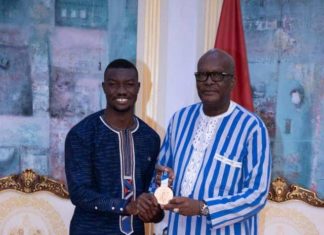 Jeux Olympiques de Tokyo : Hugues Fabrice Zango présente sa médaille au président du Faso