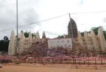Grande mosquée de Dioulassoba : Le minaret central, finalement à terre
