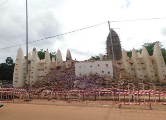 Grande mosquée de Dioulassoba : Le minaret central, finalement à terre