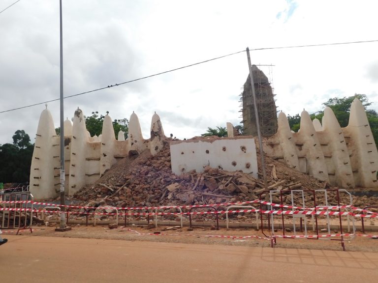 Grande mosquée de Dioulassoba : Le minaret central, finalement à terre