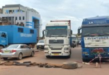 Boulevard des Tansoba : les riverains inondés, la voie bloquée par des manifestants.