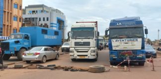 Boulevard des Tansoba : les riverains inondés, la voie bloquée par des manifestants.