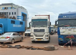 Boulevard des Tansoba : les riverains inondés, la voie bloquée par des manifestants.