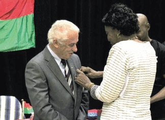 Décorations : Une Burkinabè et un Britannique honorés en Grande-Bretagne