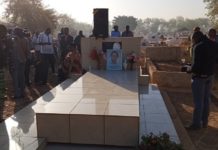 IXeme édition du FILEP: Les festivaliers se recueillent sur la tombe de Norbert zongo
