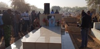 IXeme édition du FILEP: Les festivaliers se recueillent sur la tombe de Norbert zongo