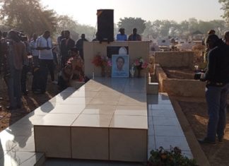 IXeme édition du FILEP: Les festivaliers se recueillent sur la tombe de Norbert zongo