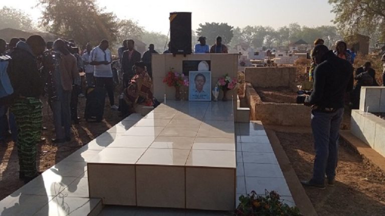 IXeme édition du FILEP:  Les festivaliers se recueillent sur la tombe de Norbert zongo