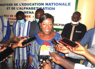 Prix de l’Union africaine des enseignants : l’enseignante Pingdwindé Ouédraogo primée
