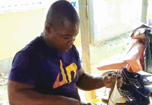 Roger Poda, handicapé moteur et cordonnier : « Le handicap n’est pas un frein à l’entrepreneuriat »