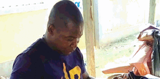 Roger Poda, handicapé moteur et cordonnier : « Le handicap n’est pas un frein à l’entrepreneuriat »