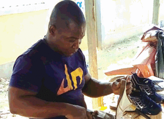 Roger Poda, handicapé moteur et cordonnier : « Le handicap n’est pas un frein à l’entrepreneuriat »