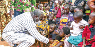 Tougan : Le Premier ministre apporte du réconfort aux déplacés internes