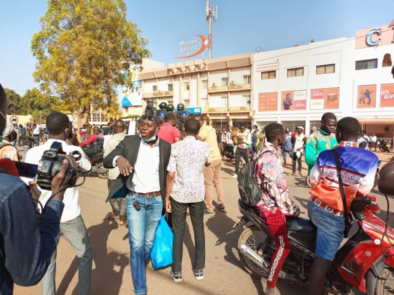 Marche meeting du 22 janvier : Un journaliste de la télévision La Chaine Africaine (LCA) blessé ce samedi.
