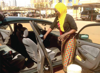 Lavage automobile : Zalissa Ouédraogo, une femme battante