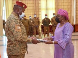 Burkina : Paul-Henri Damiba reçoit le rapport de la commission technique d’élaboration du Projet de textes et agenda de la Transition