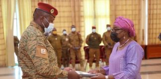 Burkina : Paul-Henri Damiba reçoit le rapport de la commission technique d’élaboration du Projet de textes et agenda de la Transition