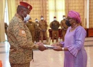 Burkina : Paul-Henri Damiba reçoit le rapport de la commission technique d’élaboration du Projet de textes et agenda de la Transition