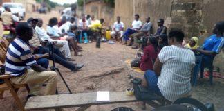 Plans communaux de développement : les préoccupations des jeunes débattues autour d’un thé à Banfora