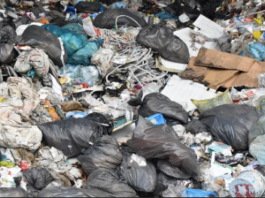 Sachets plastiques: des dangers chimiques pour la santé détectés dans des articles sur le marché au Burkina Faso