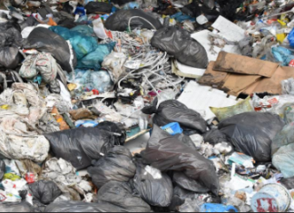 Sachets plastiques: des dangers chimiques pour la santé détectés dans des articles sur le marché au Burkina Faso