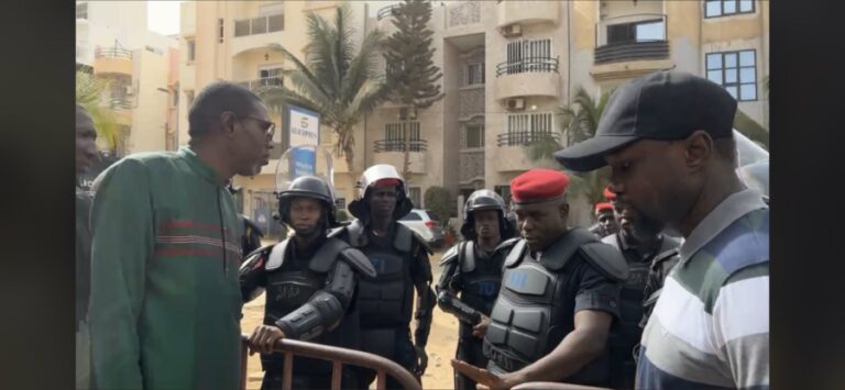 Sénégal : la police autour du domicile de l&rsquo;opposant Ousmane Sonko alors que l’opposant appelle à manifester cet après-midi à Dakar