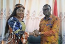 Education : Le ministre Wendkouni Lionel Bilgo félicite l’enseignante qui a fait 100 % au CEP 2022
