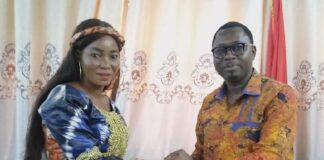 Education : Le ministre Wendkouni Lionel Bilgo félicite l’enseignante qui a fait 100 % au CEP 2022