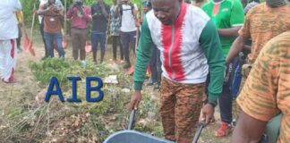 Opération mana-mana : Brouette en mains, le président Paul Henri Damiba soutient l’initiative contre l’insalubrité