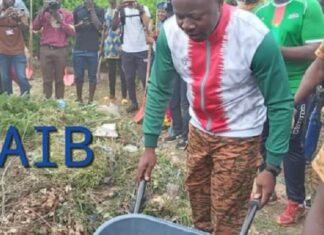 Opération mana-mana : Brouette en mains, le président Paul Henri Damiba soutient l’initiative contre l’insalubrité