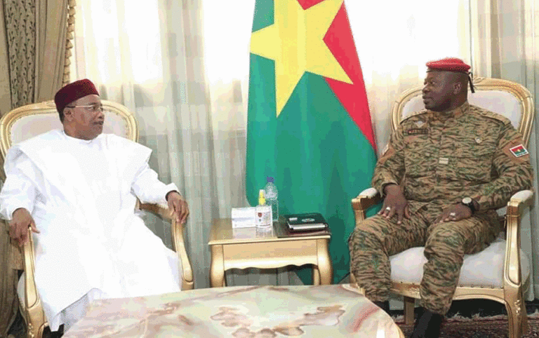 Séjour du Médiateur de la CEDEAO au Burkina : Mahamadou Issoufou salue l’ouverture au dialogue  du président du Faso