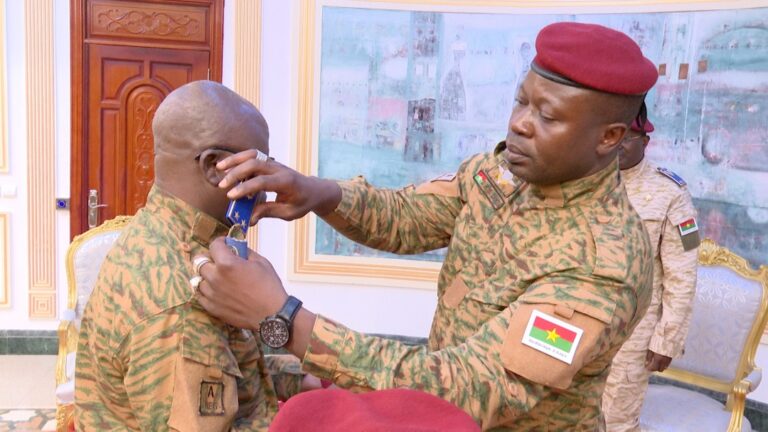 Armée nationale : le Général de Brigade Vinta Somé a reçu ses épaulettes vendredi 29 juillet 2022.