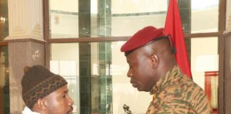 Droits humains : le Prix Martin Ennals 2022, Daouda Diallo fait chevalier de l’Ordre de l’Etalon