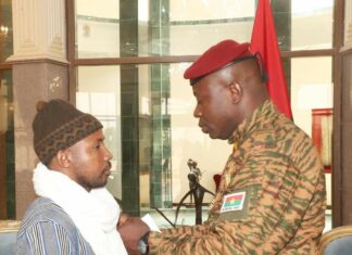 Droits humains : le Prix Martin Ennals 2022, Daouda Diallo fait chevalier de l’Ordre de l’Etalon