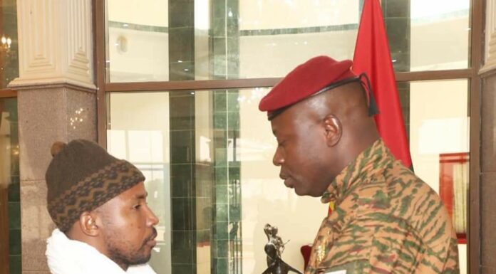 Droits humains : le Prix Martin Ennals 2022, Daouda Diallo fait chevalier de l’Ordre de l’Etalon