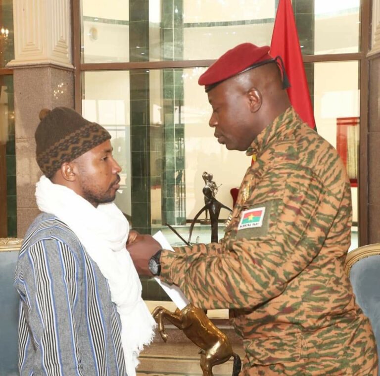 Droits humains : le Prix Martin Ennals 2022, Daouda Diallo fait chevalier de l’Ordre de l’Etalon