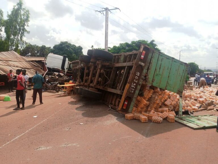 Bobo-Dioulasso : un camion-remorque finit sa course dans un maquis-restau