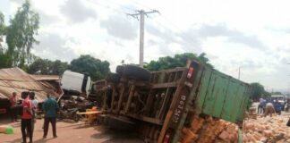 Bobo-Dioulasso : un camion-remorque finit sa course dans un maquis-restau