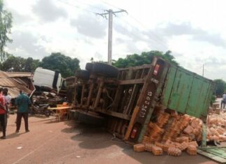 Bobo-Dioulasso : un camion-remorque finit sa course dans un maquis-restau